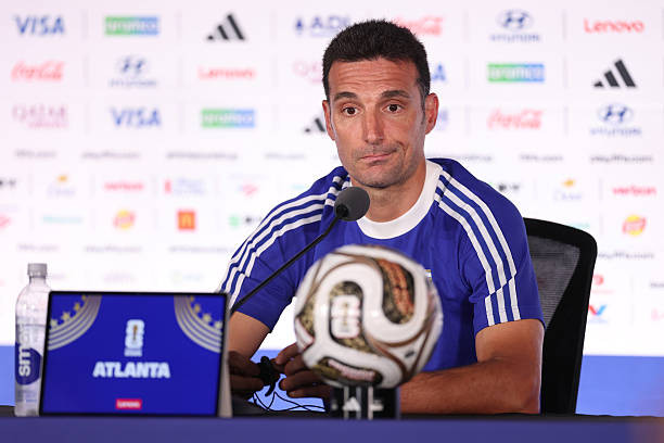 HLV Lionel Scaloni tập trung quan sát và phân tích đối thủ trên băng ghế chỉ đạo.