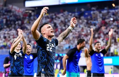 Lautaro Martinez đánh đầu ghi bàn thắng vàng đưa Argentina vào chung kết.