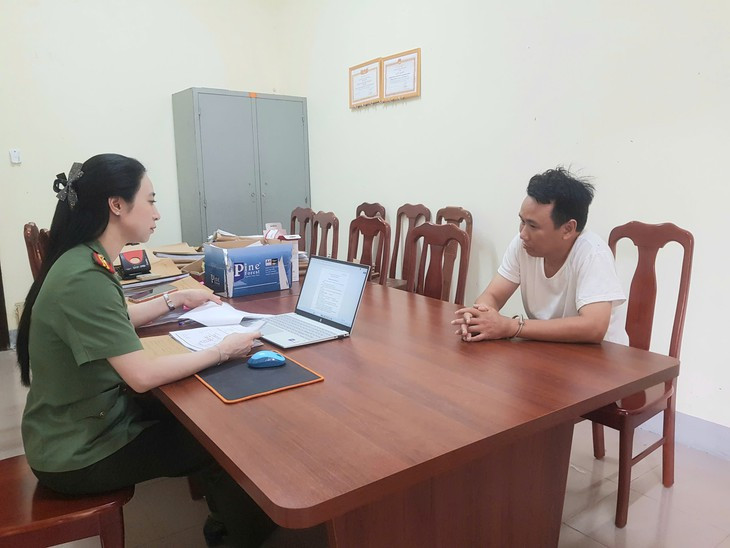 Chủ tiệm photocopy làm giả hàng nghìn tài liệu, thu tiền triệu mỗi bộ - Ảnh 1.