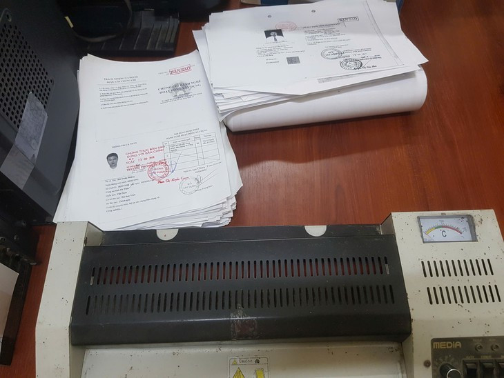 Chủ tiệm photocopy làm giả hàng nghìn tài liệu, thu tiền triệu mỗi bộ - Ảnh 2.