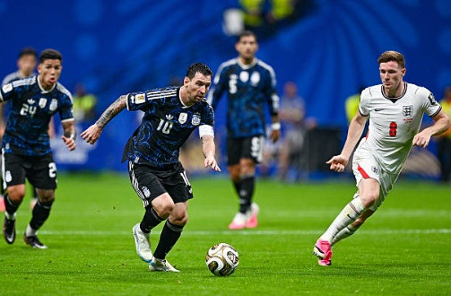 Sự điều chỉnh chiến thuật của Messi giúp Argentina lật ngược thế trận trước đội tuyển Anh.