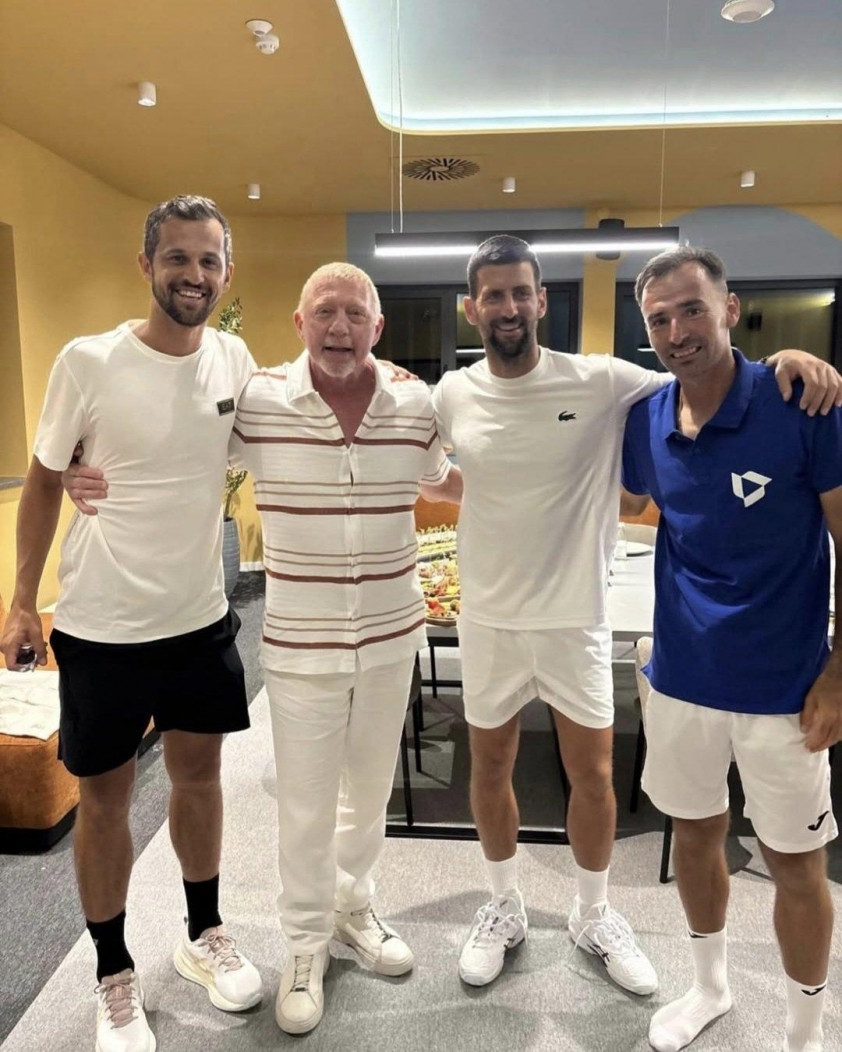 Novak Djokovic cùng các đồng nghiệp tại sự kiện khánh thành trung tâm quần vợt