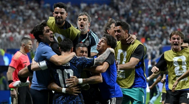Các cầu thủ Argentina giăng băng rôn về quần đảo Falkland tại World Cup 2026