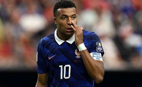 Kylian Mbappe mờ nhạt trước hệ thống phòng ngự của Tây Ban Nha.