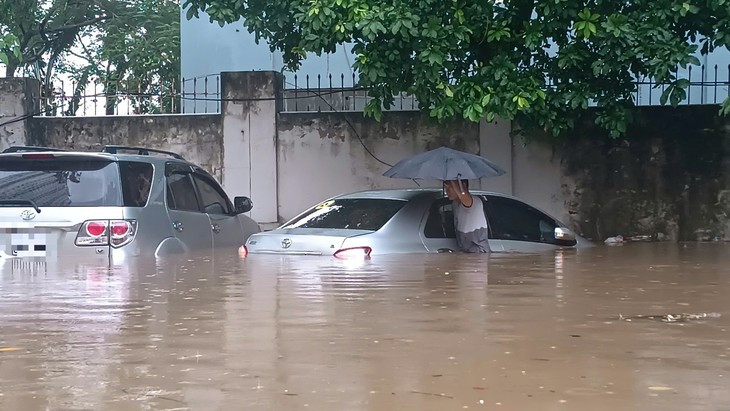 Miền Bắc bước vào cao điểm đợt mưa dông mạnh - Ảnh 1.