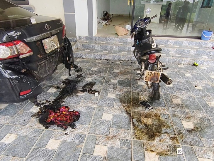 Đem xăng đốt ô tô hàng xóm giữa đêm vì mâu thuẫn - Ảnh 1.