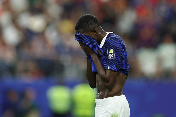 Ousmane Dembele trông lạc lõng trong màu áo tuyển Pháp