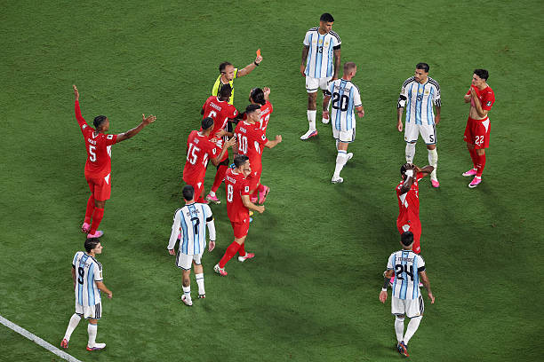 Tình huống VAR dẫn đến thẻ đỏ của Embolo trong trận tứ kết với Argentina.