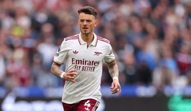 Ben White sẽ ở lại Arsenal để thay thế vị trí của William Saliba do chấn thương.