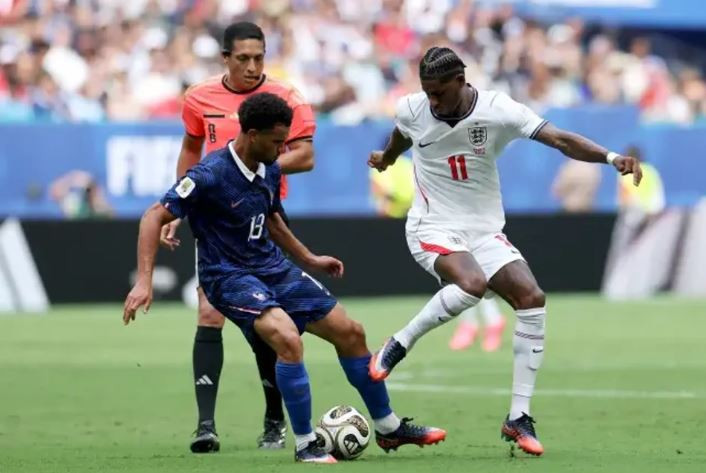 Rashford bứt tốc sau pha xử lý kỹ thuật khiến hàng thủ tuyển Pháp gặp nhiều khó khăn.