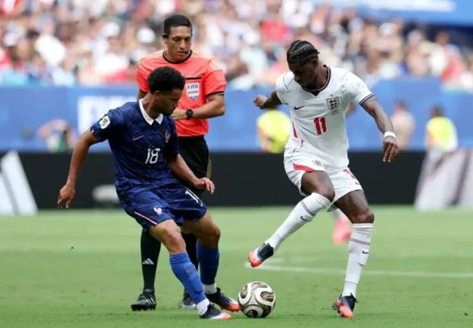 Marcus Rashford thực hiện cú xỏ háng kỹ thuật đối với Warren Zaire-Emery trong trận đấu giữa Anh và Pháp.