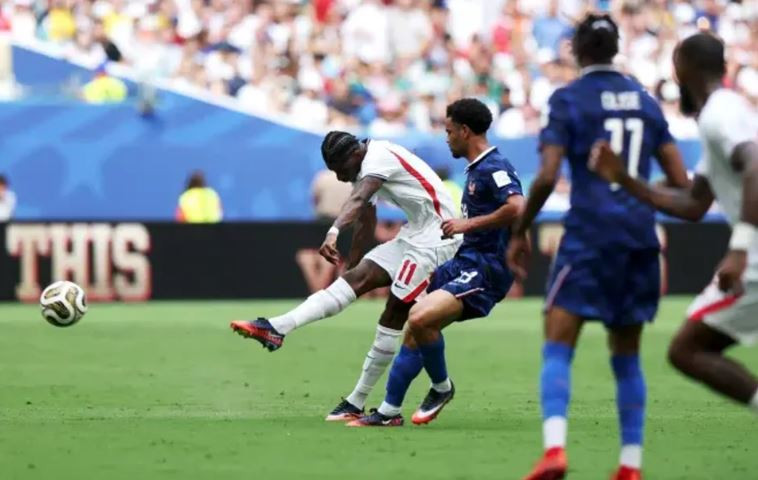 Cú dứt điểm uy lực của Rashford buộc thủ môn Mike Maignan phải trổ tài cứu thua.