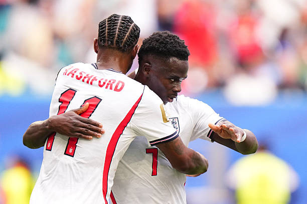 Khoảnh khắc Marcus Rashford kiến tạo cho Bukayo Saka ghi bàn vào lưới đội tuyển Pháp.