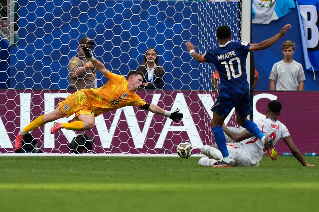 Dean Henderson cứu thua xuất sắc cho tuyển Anh