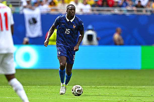 Ibrahima Konate và hàng thủ Pháp trong trận gặp Anh
