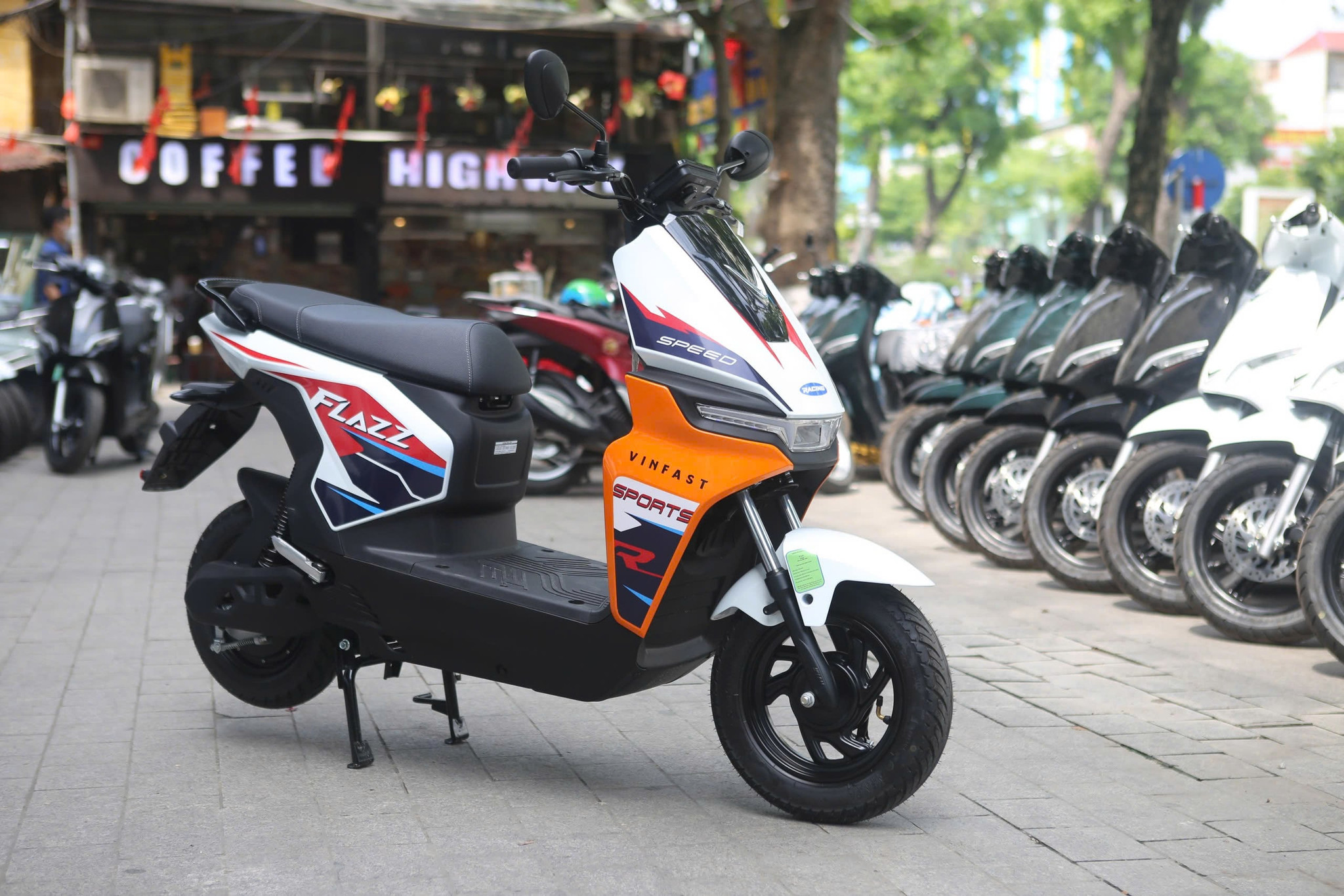 Phụ huynh và học sinh 'phát sốt' vì xe đổi pin VinFast Flazz Max từ 10,5 triệu - 1