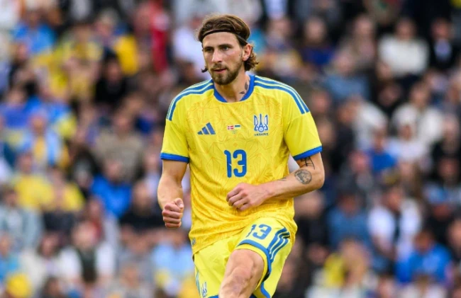 Trung vệ Illia Zabarnyi trong màu áo tuyển Ukraine đang là mục tiêu hàng đầu của Liverpool.