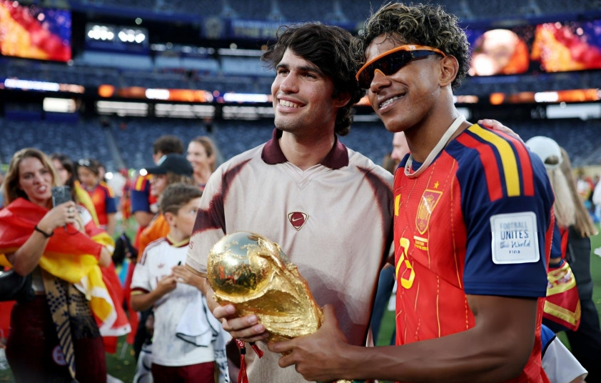 Carlos Alcaraz và Lamine Yamal ăn mừng chức vô địch World Cup 2026