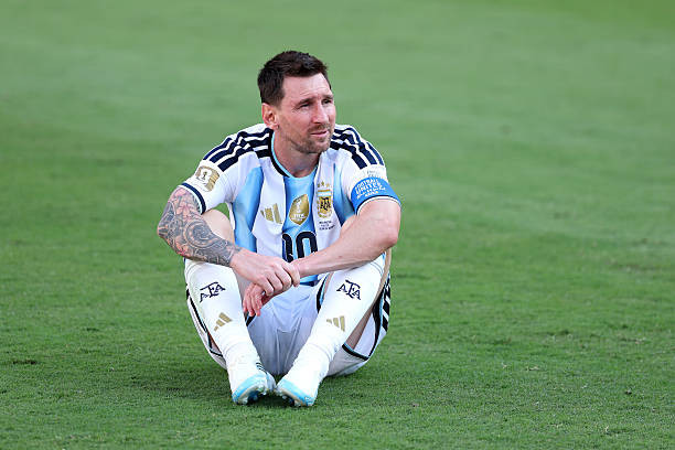 HLV Lionel Scaloni và Lionel Messi trong những khoảnh khắc cuối cùng của kỷ nguyên thống trị.