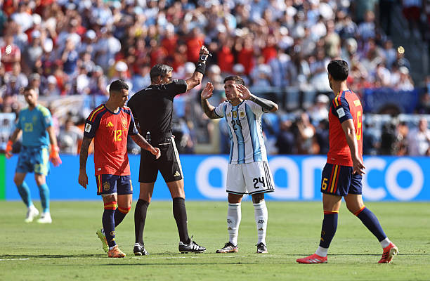 Thẻ đỏ và những án phạt đang chờ đợi các cầu thủ Argentina sau trận đấu.