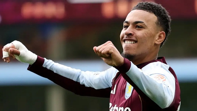 Morgan Rogers trong màu áo Aston Villa trước khi chuyển sang Chelsea.
