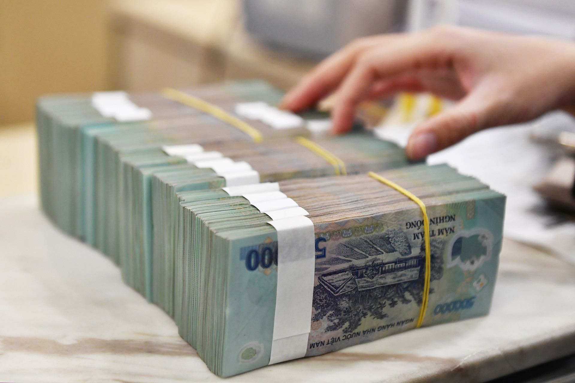 Nhân viên ngân hàng tư vấn cho khách hàng về các gói tiền gửi tiết kiệm và lãi suất huy động