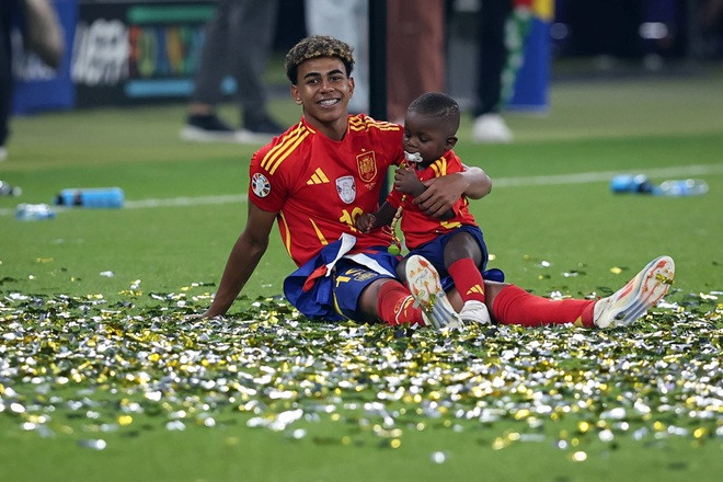 Keyne Yamal xuất hiện cùng anh trai tại EURO 2024 khi còn rất nhỏ.