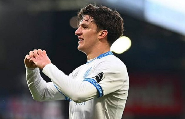 Christos Tzolis gia nhập Arsenal Christos Tzolis trong màu áo Club Brugge chuẩn bị gia nhập Arsenal
