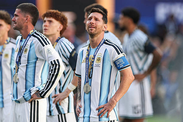 Lionel Messi ngồi lặng lẽ trên sân sau thất bại trước Tây Ban Nha tại chung kết World Cup 2026.