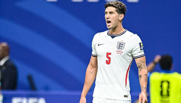Arsenal muốn chiêu mộ John Stones trong bối cảnh hàng thủ sứt mẻ.