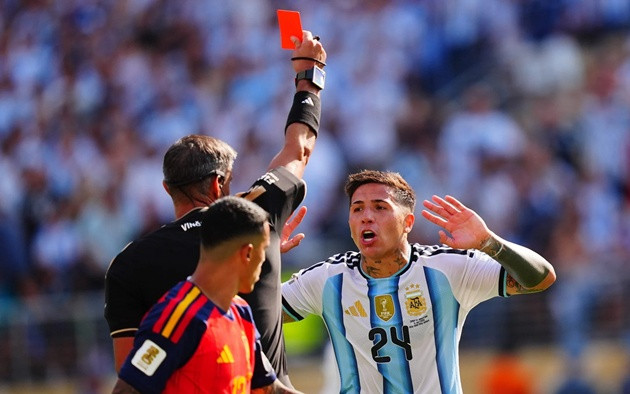 Enzo Fernandez nhận thẻ đỏ trong trận chung kết World Cup