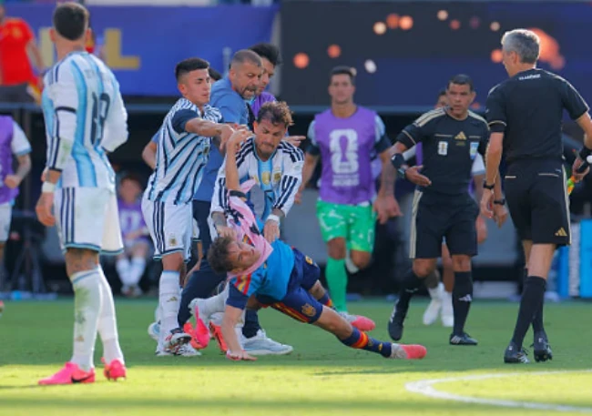 Leandro Paredes và các cầu thủ Argentina gây ra vụ ẩu đả dữ dội trên sân.