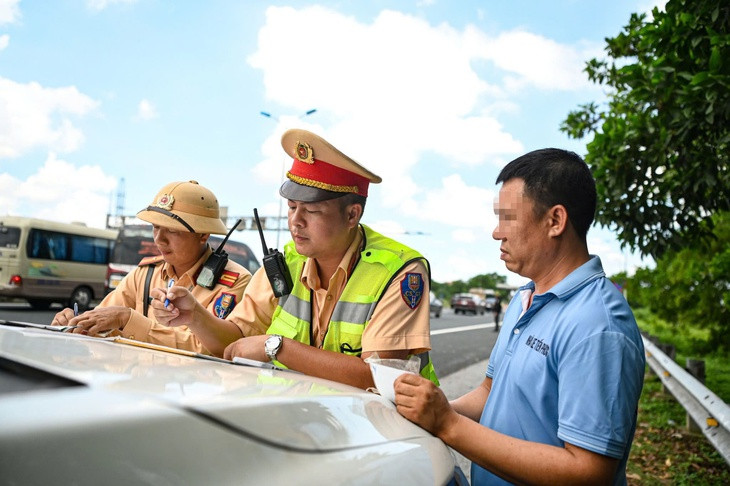Đi cao tốc nhưng làm điều này, tài xế xe tải và xe khách bị phạt đến 6 triệu đồng- Ảnh 2.