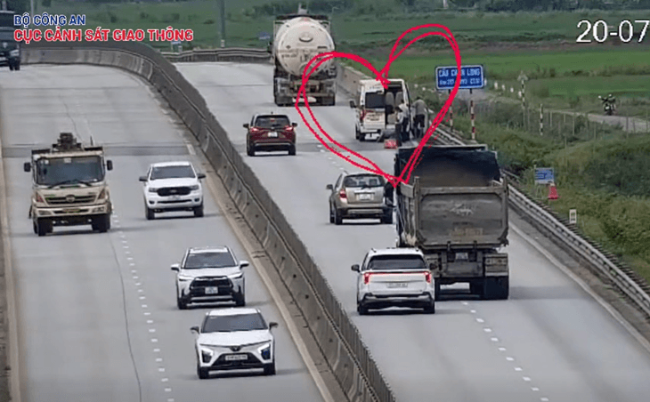Xử lý tài xế xe 16 chỗ dừng trên cao tốc nhưng không đặt cảnh báo - Ảnh 1.