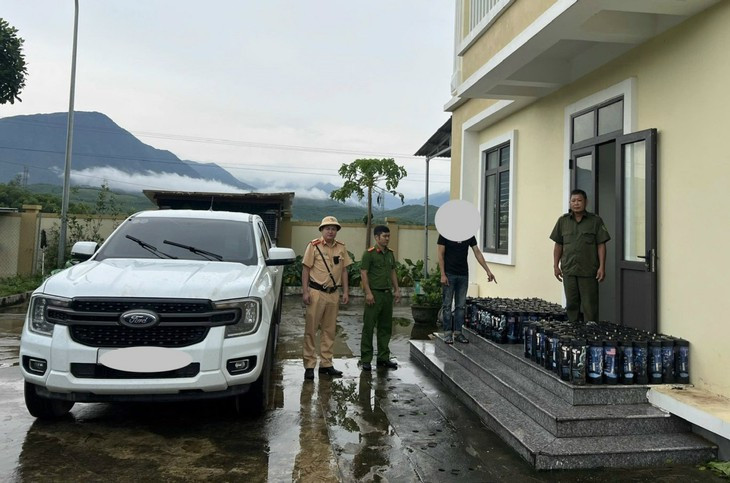 Phát hiện xe vận chuyển 148 bình khí cười trái phép tại Quảng Ninh - Ảnh 1.