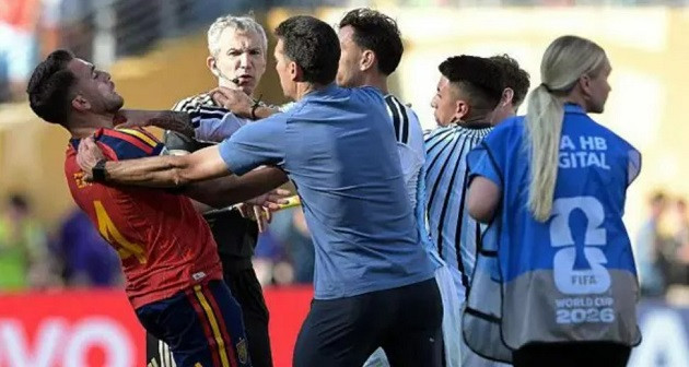 Cầu thủ Argentina và Tây Ban Nha xô xát sau trận chung kết World Cup 2026