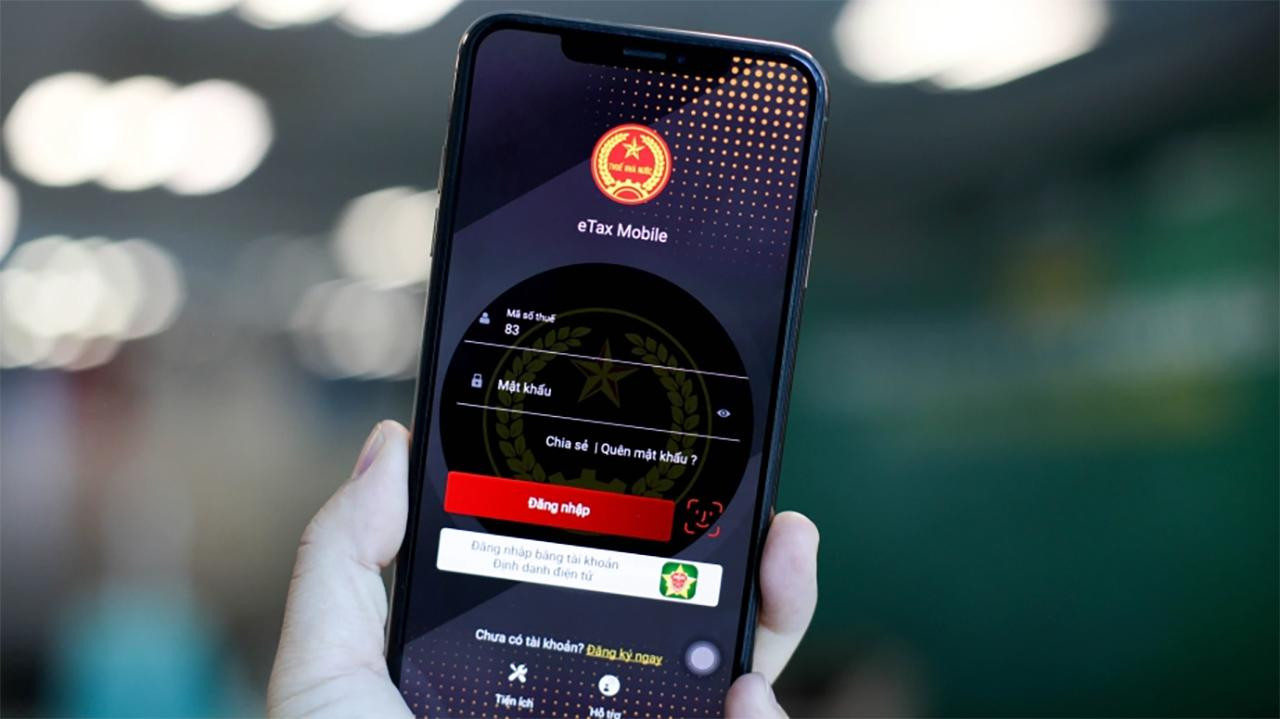 Người dân thực hiện rà soát thông tin thuế trên ứng dụng di động eTax Mobile