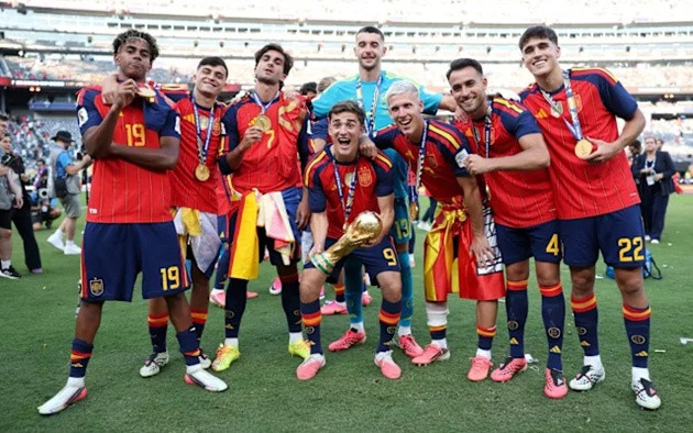 Các cầu thủ thuộc biên chế Barcelona ăn mừng chức vô địch World Cup 2026.