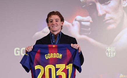 Anthony Gordon rời Newcastle để gia nhập Barcelona trong một thương vụ lớn.