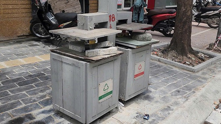 Thùng rác công cộng kết hợp khai thác quảng cáo tại Hà Nội bị bịt kín và treo biển cấm vì ô nhiễm tràn lan- Ảnh 6.