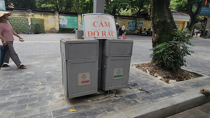 Thùng rác công cộng kết hợp khai thác quảng cáo tại Hà Nội bị bịt kín và treo biển cấm vì ô nhiễm tràn lan- Ảnh 8.