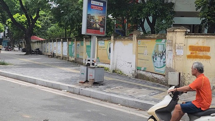 Thùng rác công cộng kết hợp khai thác quảng cáo tại Hà Nội bị bịt kín và treo biển cấm vì ô nhiễm tràn lan- Ảnh 7.