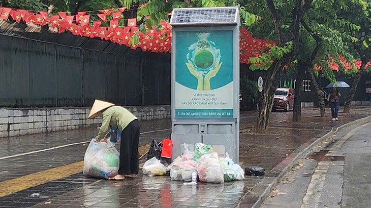 Thùng rác công cộng kết hợp khai thác quảng cáo tại Hà Nội bị bịt kín và treo biển cấm vì ô nhiễm tràn lan- Ảnh 1.