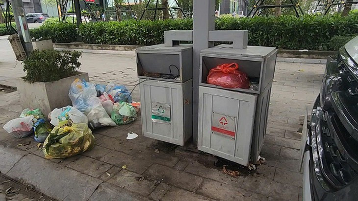 Thùng rác công cộng kết hợp khai thác quảng cáo tại Hà Nội bị bịt kín và treo biển cấm vì ô nhiễm tràn lan- Ảnh 2.