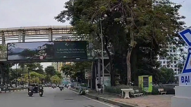 Thùng rác công cộng kết hợp khai thác quảng cáo tại Hà Nội bị bịt kín và treo biển cấm vì ô nhiễm tràn lan- Ảnh 4.