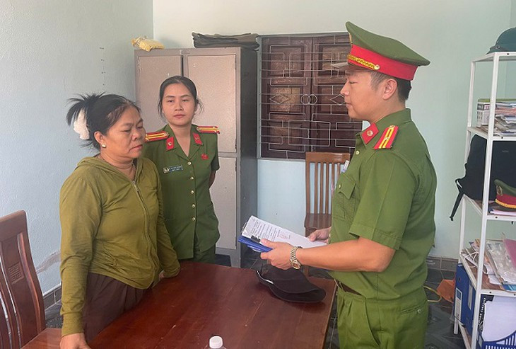 Bắt tạm giam người phụ nữ hành nghề bói toán để điều tra hành vi lừa đảo chiếm đoạt tài sản- Ảnh 1.