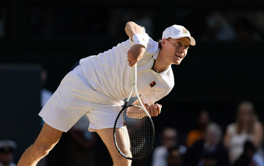 Jannik Sinner chuẩn bị thực hiện cú giao bóng tại ATP Tour