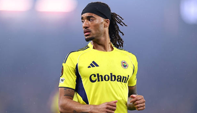Archie Brown trong màu áo Fenerbahce, mục tiêu chuyển nhượng của Manchester United