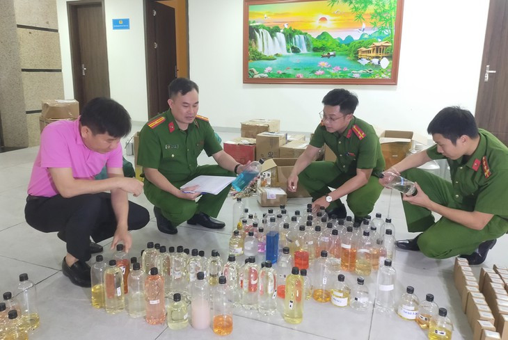 Triệt phá đường dây nước hoa giả nổi tiếng tại thanh hóa 2026 - Ảnh 2.