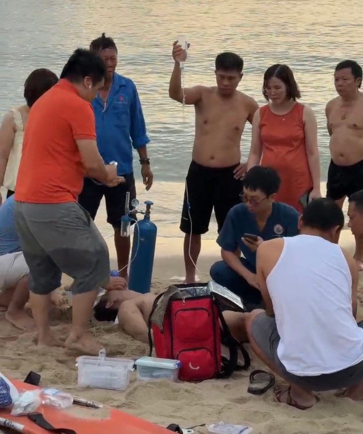 Nhóm y bác sĩ Tuyên Quang hồi sinh nạn nhân đuối nước trên bãi biển Nhật Lệ- Ảnh 1.